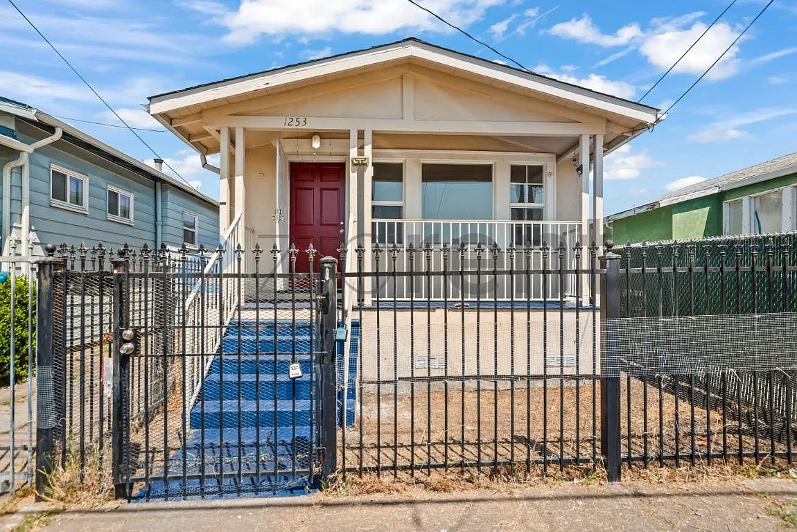 3 bed, 1.5 bath, 932 sqft, $3,325 — Photo 2
