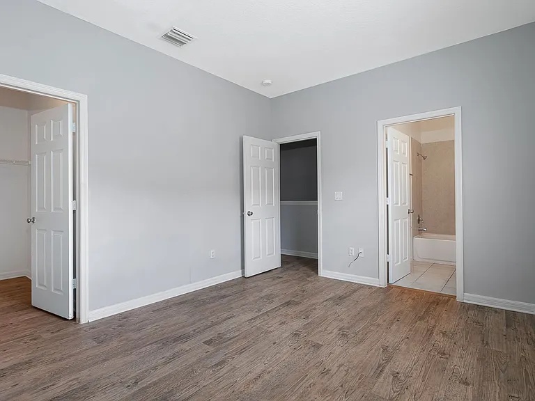 Tampa Commons — Photo 11