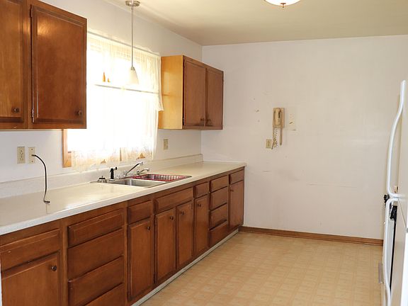 5th image of 410 E 9th St