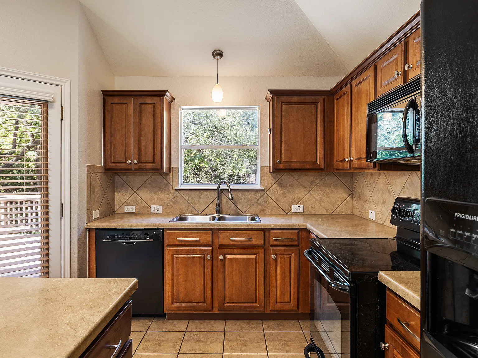 3 bed, 1491 sqft, $2,200 — Photo 4