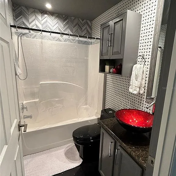 585 Grand Canal Dr — Photo 19