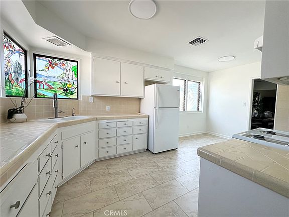 5th image of 2572 Silver Ridge Ave