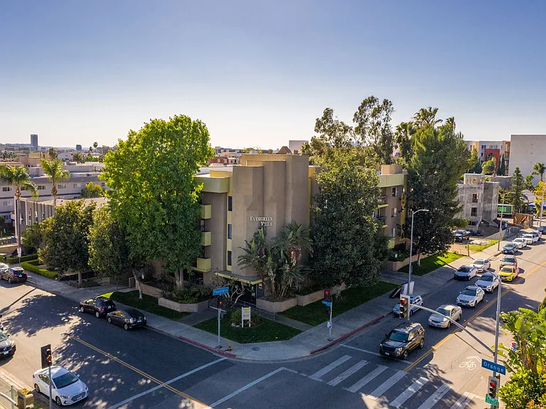 Orange Apartments — Photo 26
