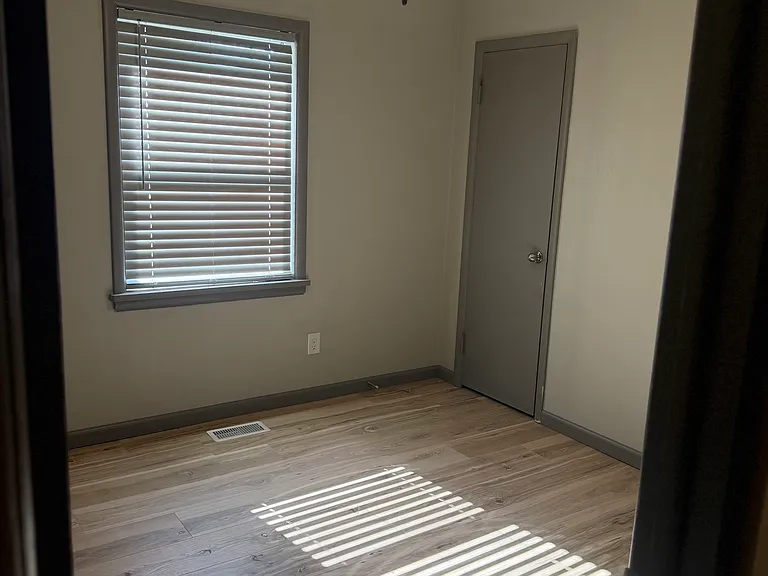 1560 N Oakland Ave — Photo 9
