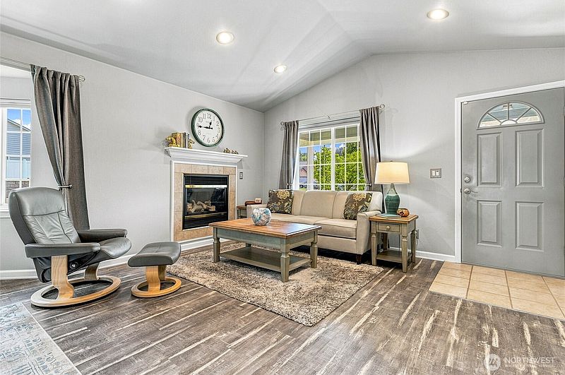 3rd image of 727 SE Magnoni Drive
