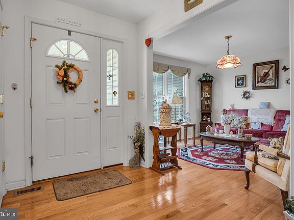 3rd image of 7 Larch Ln