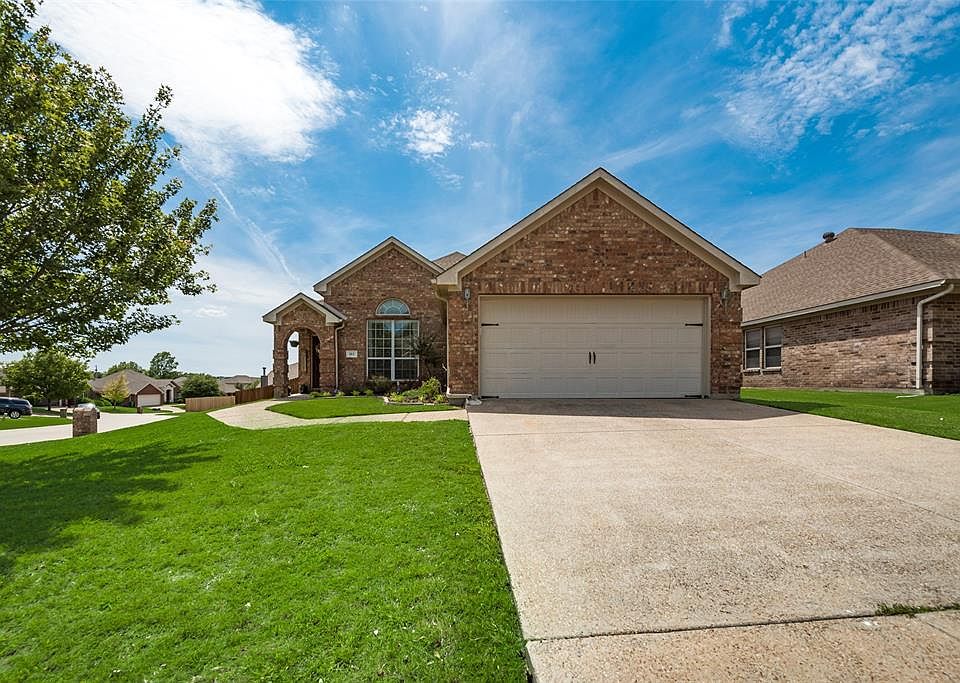 1st image of 102 Singletree Ln