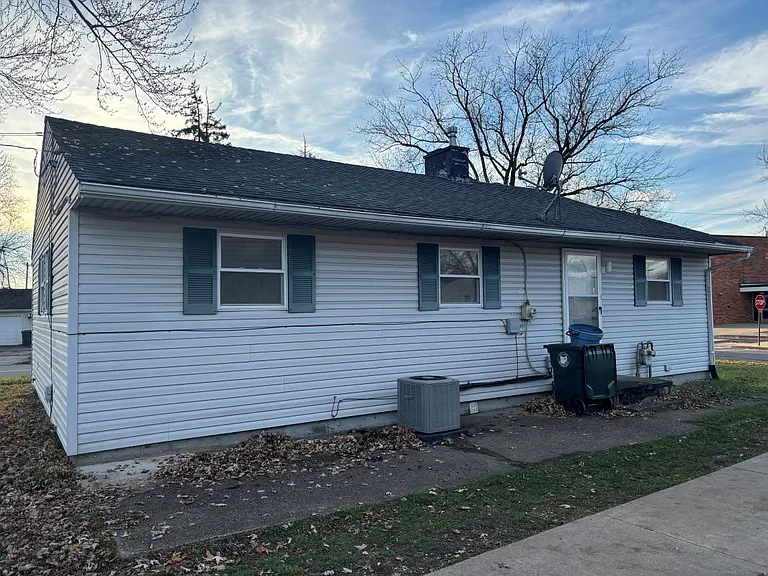 1820 Midway Ave NE — Photo 4