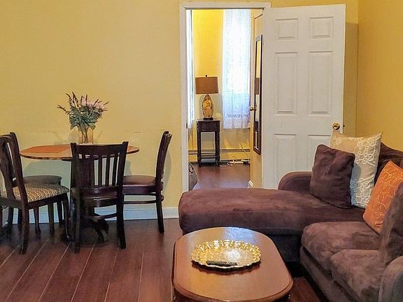 4th image of 818 Macon St #1R