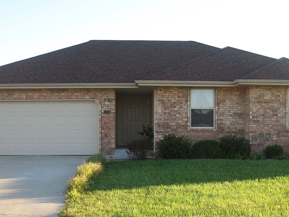 Front of house with a great front yard