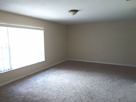 3rd image of 102 Nob Hill Cir