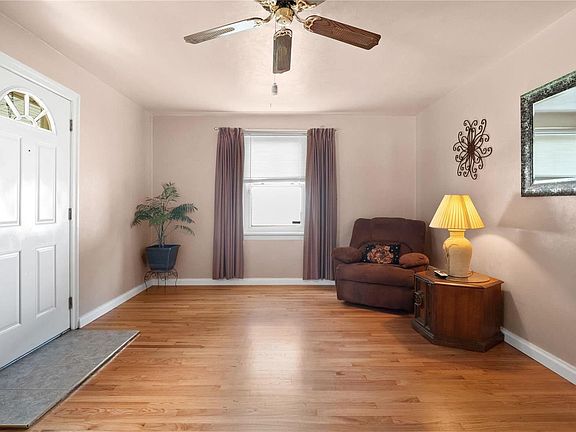 4th image of 832 Marion Pl