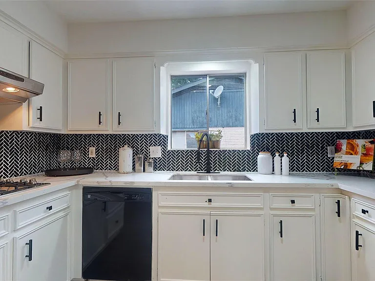 811 Devonport Ln — Photo 13