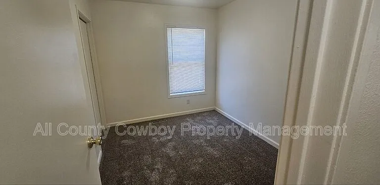 1017 E 8th St — Photo 6