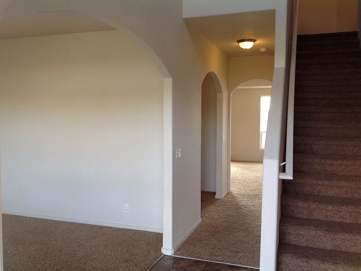4 bed, 2.5 bath, 2800 sqft, $3,000 — Photo 3