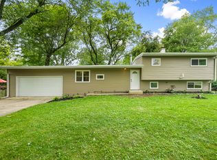 1N214 Woods Ave, Carol Stream, IL 60188