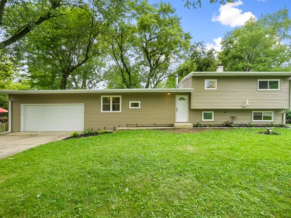 1N214 Woods Ave, Carol Stream, IL 60188