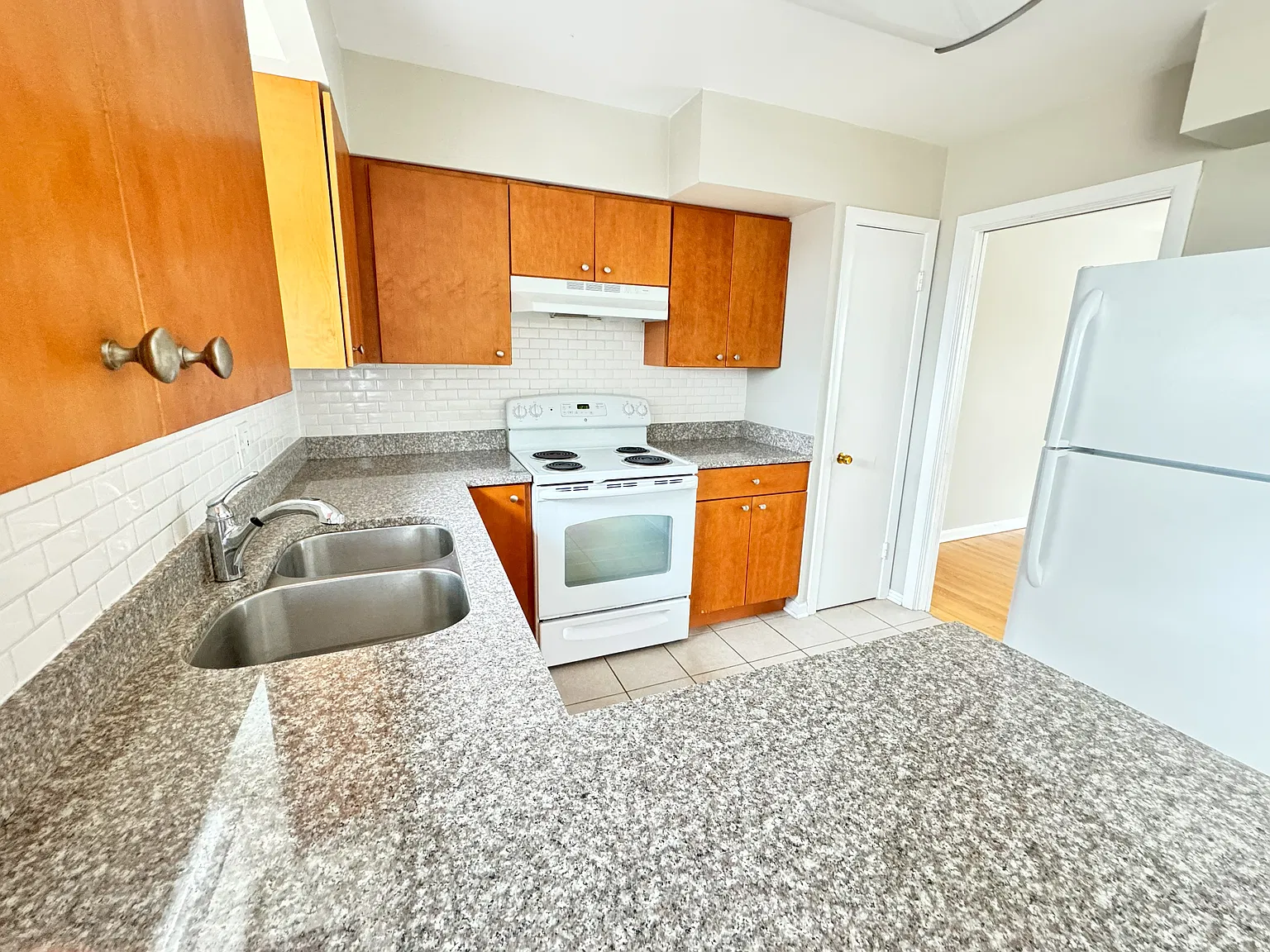 2 bed, 950 sqft, $1,700 — Photo 3