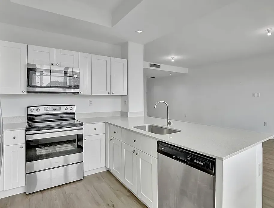 1 bed, 818 sqft, $1,900 — Photo 2
