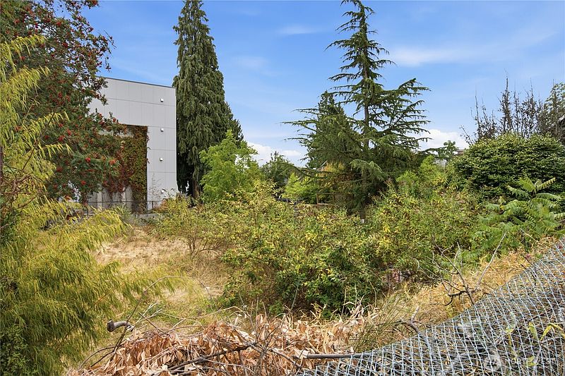 2nd image of 9309 Aurora Avenue N