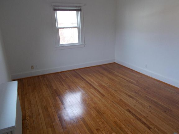 4th image of 1320 Forest Lawn Dr
