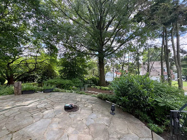 115 E Northern Pkwy — Photo 44