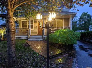 12 Singworth St, Oyster Bay, NY 11771