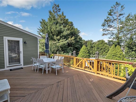4th image of 18 Parkway Dr