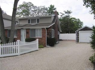 5 Charles Pl, Bayville, NY 11709