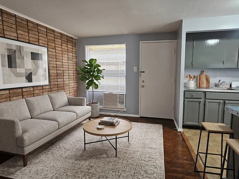2815 Greenbriar Dr #1 — Photo 1