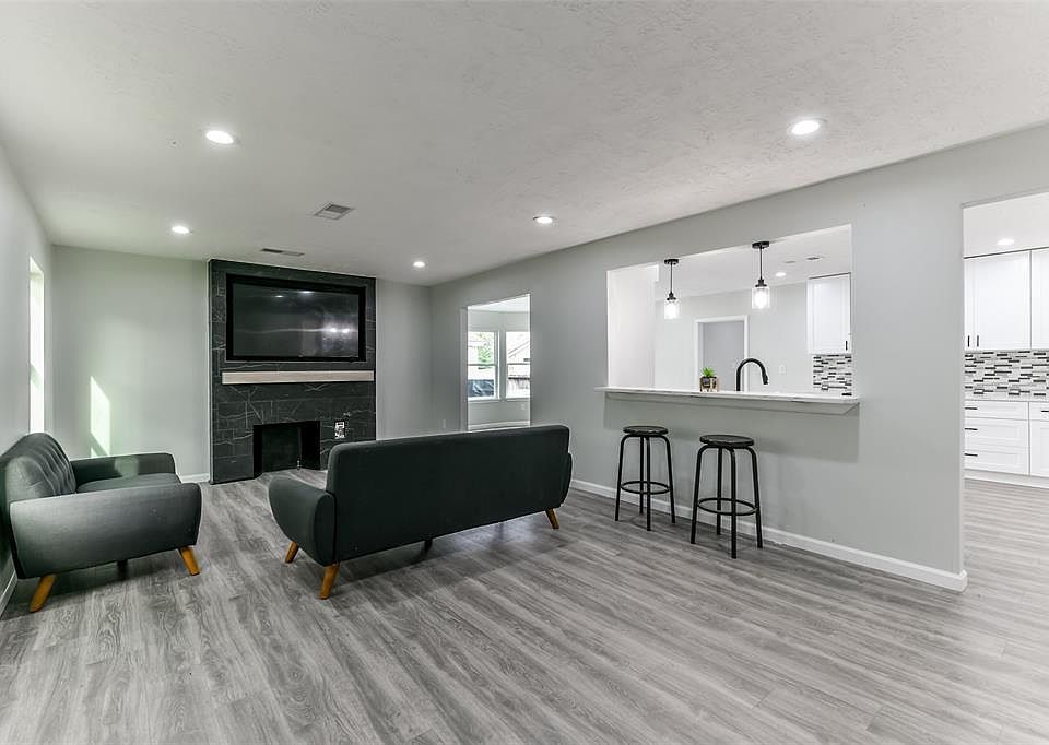 1st image of 129 E 2nd Street