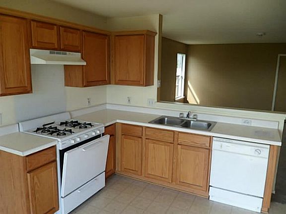 5th image of 330 Stewart Dr