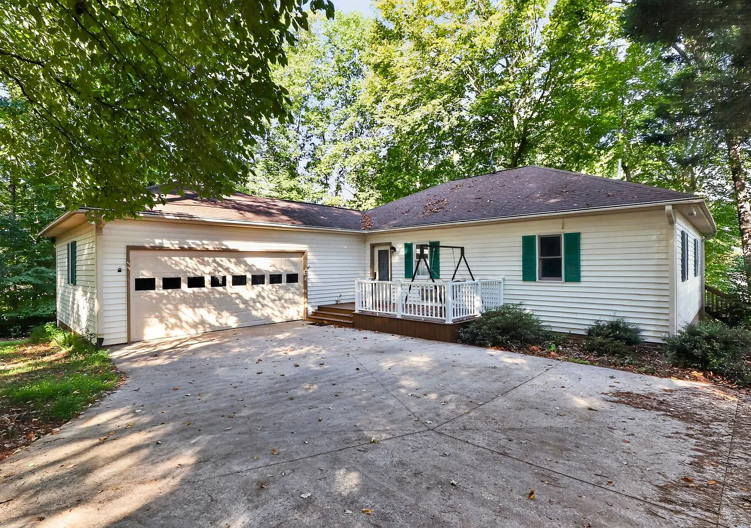 151 Seagrove Lane Waterfront full finished basement — Photo 1