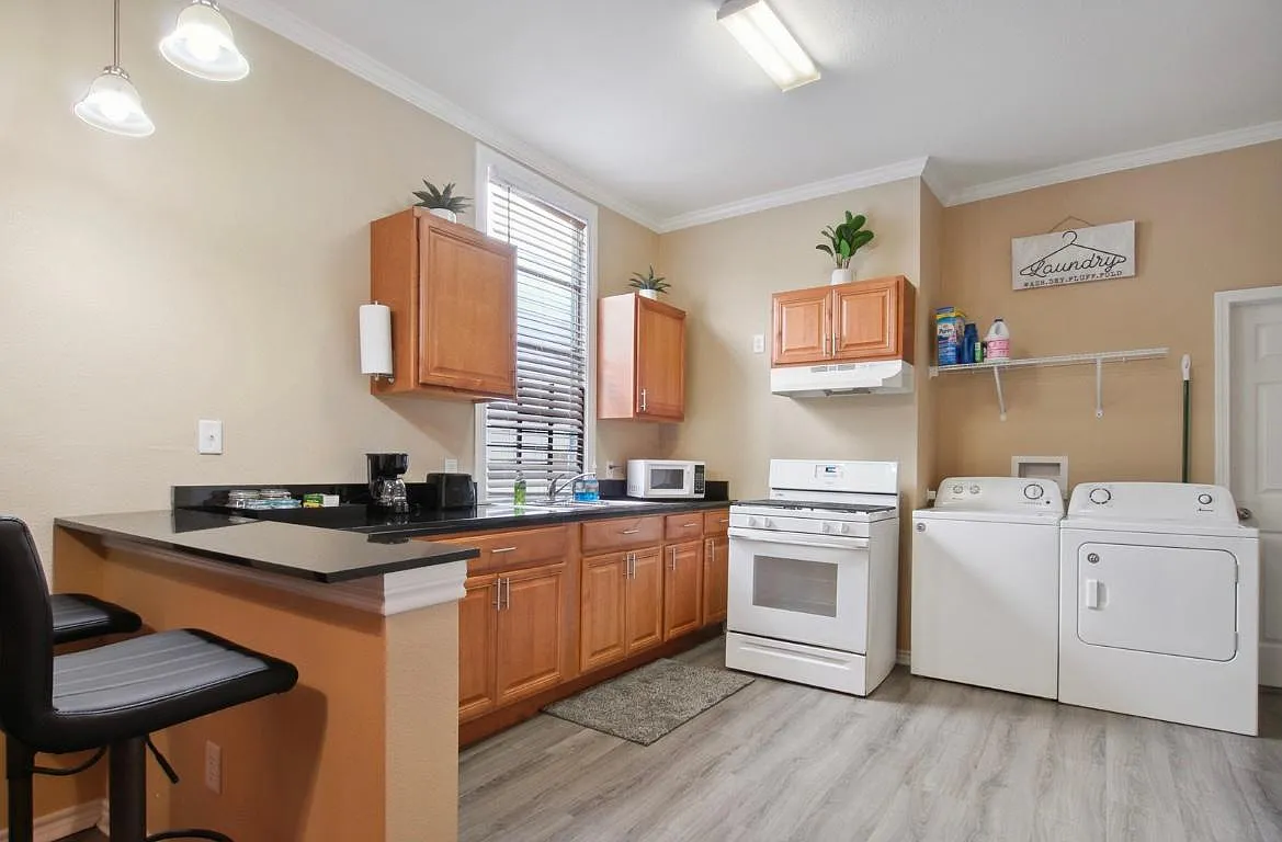 1 bed, 1.5 bath, 550 sqft, $1,800 — Photo 3