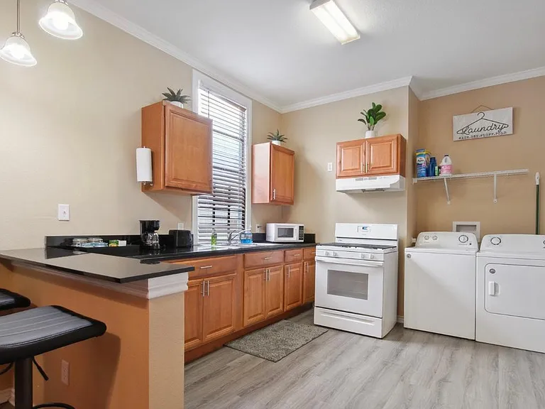 1307 Franklin Ave — Photo 3