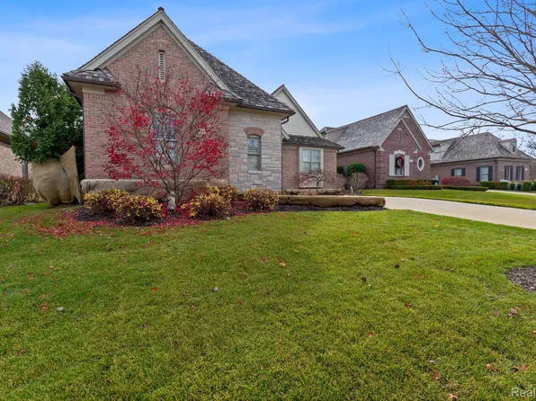 2677 Monarch Ct, Rochester, MI 48306