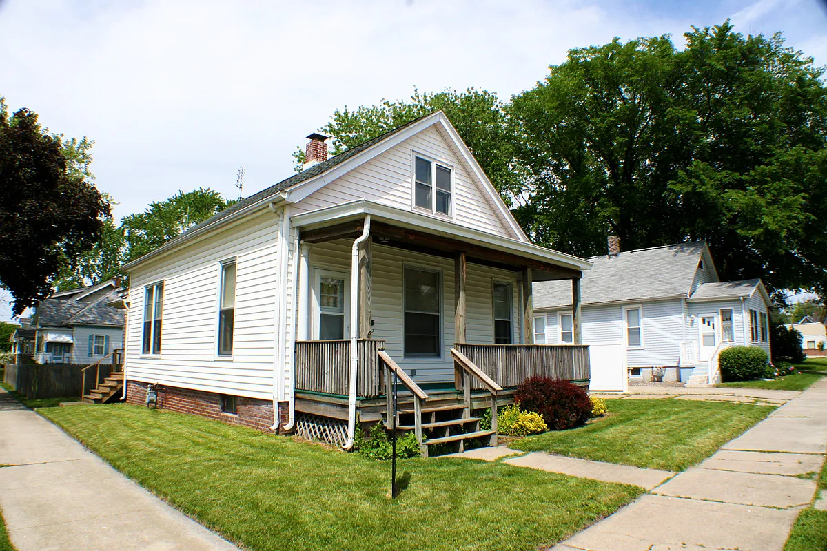105 W Bissell St photo 1