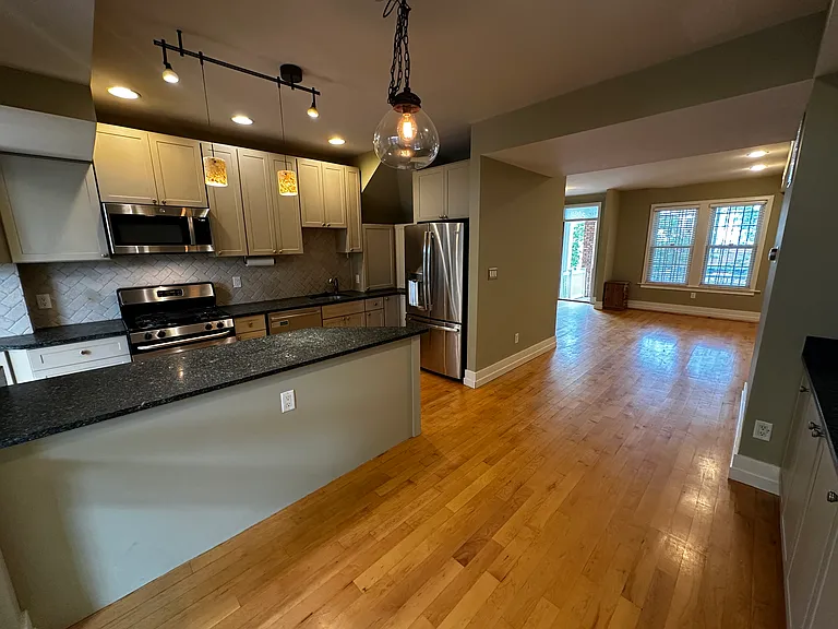 233 16th St SE — Photo 13