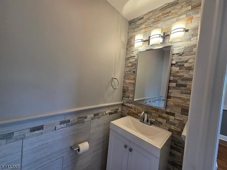 4 Michael Ct — Photo 9