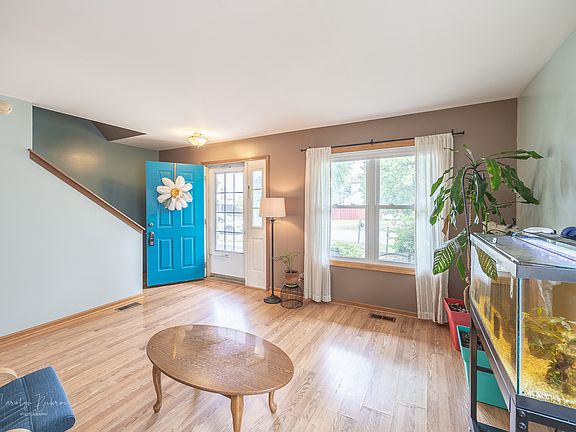 3rd image of 290 Bridlewood Cir