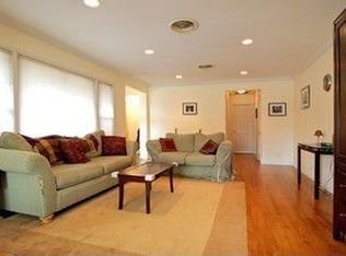 2320 Robincrest Ln, Glenview, IL 60025