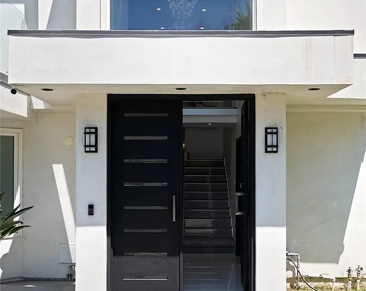 4630 Cedros Ave — Photo 8