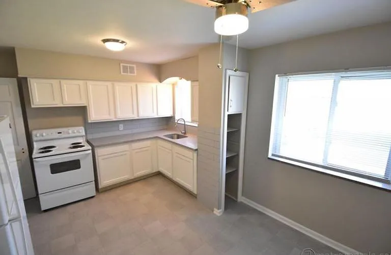 1135 S Cassingham Rd — Photo 4