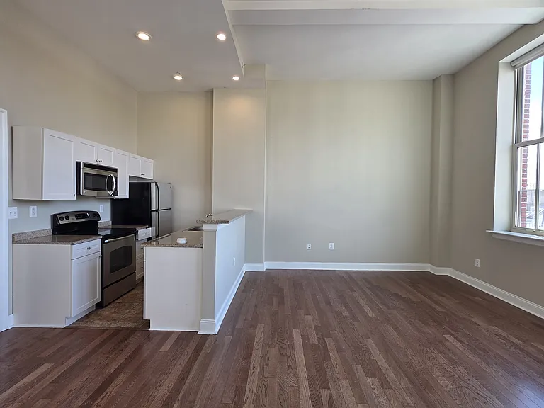 314-22 Walnut St #402 — Photo 11