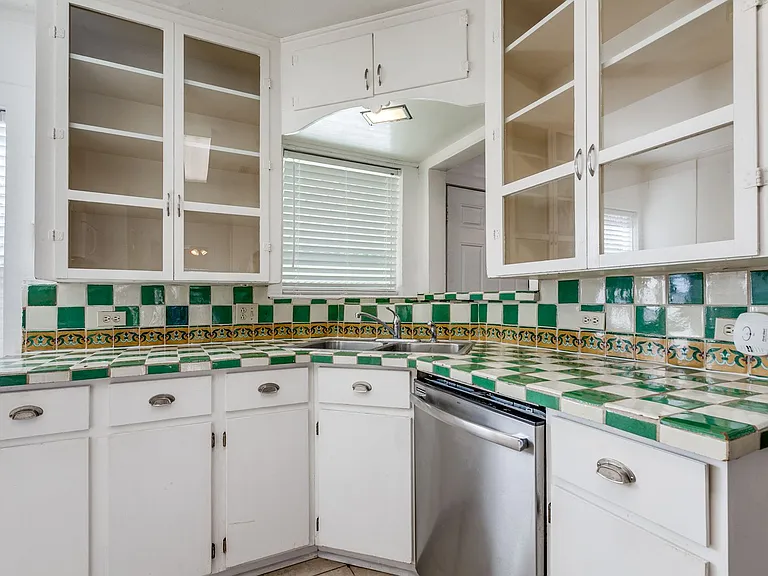 206 Chevy Chase Dr — Photo 10