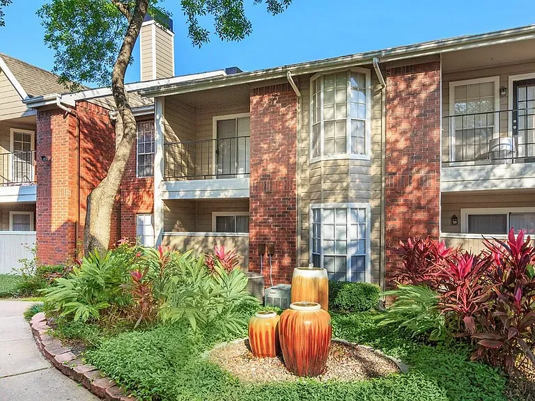 8110 Creekbend Dr — Photo 2
