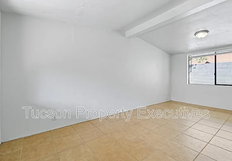 1662 N Beverly Ave — Photo 9