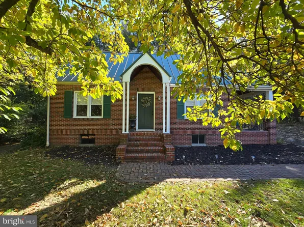 1945 Valley Rd, Berkeley Springs, WV 25411