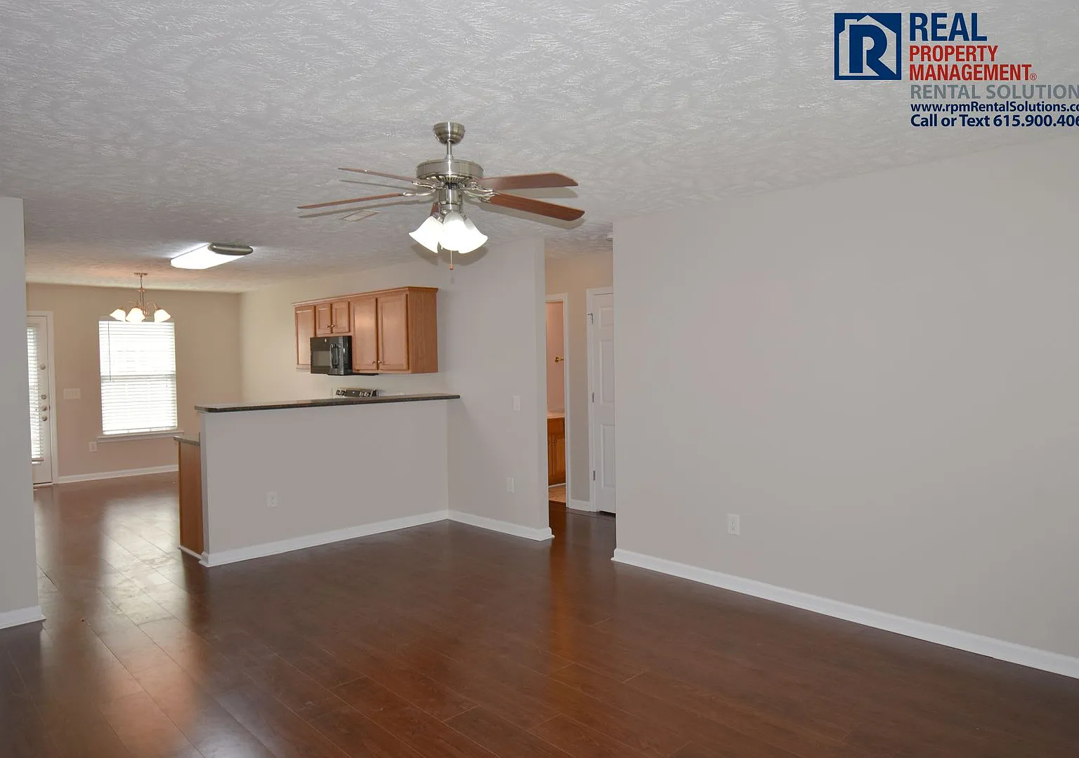 Adorable 3bd 2ba home with attached garage and fenced in back yard! — Photo 3