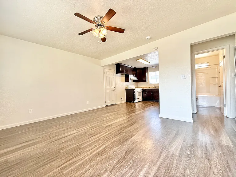 714 S Sequoia Ave — Photo 2